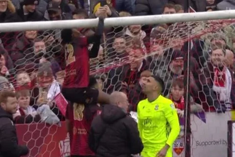 قطع في الشباك وتدخل لاعب بوظيفة آخرى.. واقعة طريفة تؤخر انطلاق مباراة تامورث وتوتنهام (فيديو) 